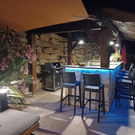 Maison En Pierre, Piscine, וילה